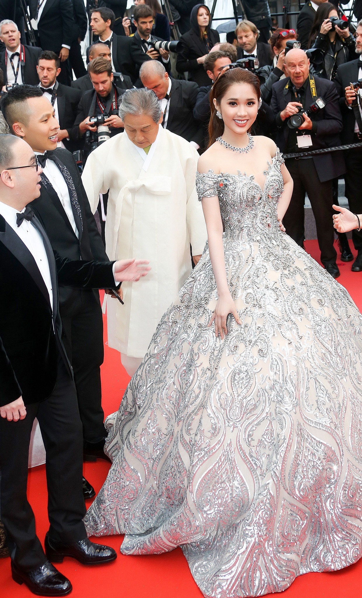 Quỳnh Hương diện trang sức 30 tỷ tự tin đọ sắc cùng Bella Hadid trên thảm đỏ Cannes ngày 7 Quỳnh Hương diện trang sức 30 tỷ tự tin đọ sắc cùng Bella Hadid trên thảm đỏ Cannes ngày 7